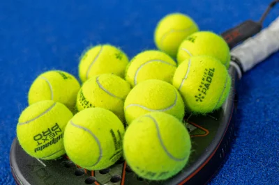 Cómo elegir una pelota de pádel: guía para encontrar el modelo adecuado